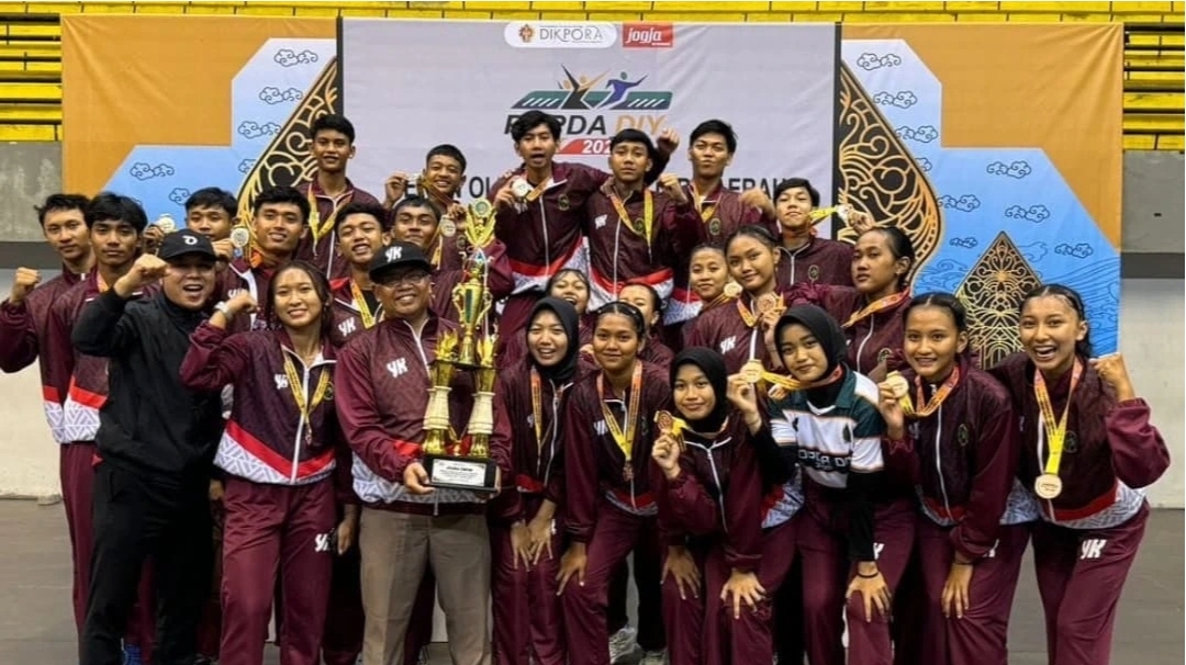 Kepala Disdikpora Kota Jogja Budi Santosa Asrori saat membawa Piala bersama para atlet Kota Jogja