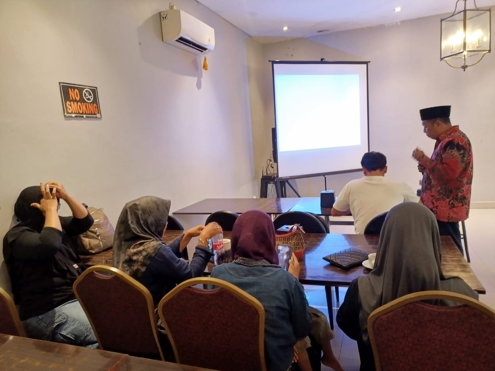 Anggota DPRD Kebumen Yulianto memberikan pelatihan dan bimbingan kepada ibu rumah tangga agar memiliki penghasilan dari kanal media sosial.