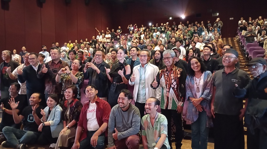 SCREENING:&nbsp;Sutradara Garin Nugroho saat menyampaikan kisah tentang Film Nyanyi Sunyi Dalam Rantang di Empire XXI, Jumat (13/6/2025) malam.