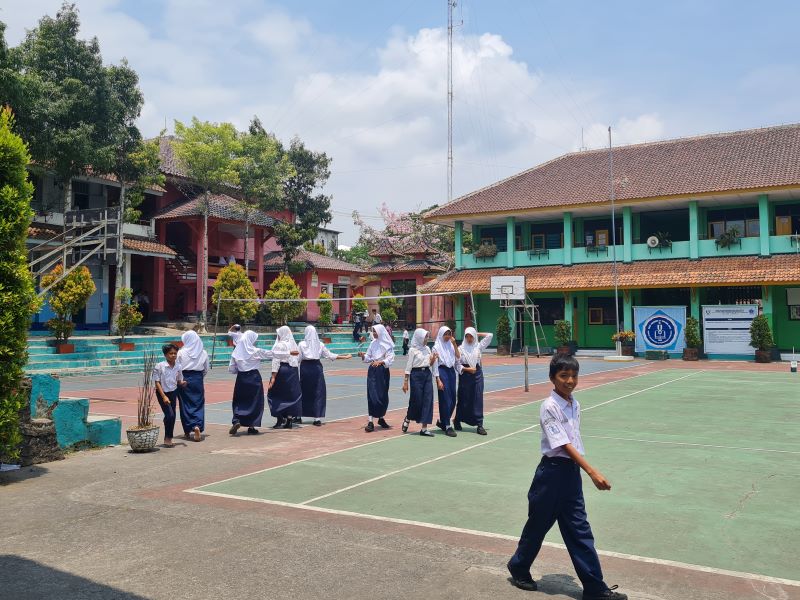 ASYIK BERMAIN: Para siswa di SMPN 11 Kota Magelang tampak bermain saat jam istirahat berlangsung.