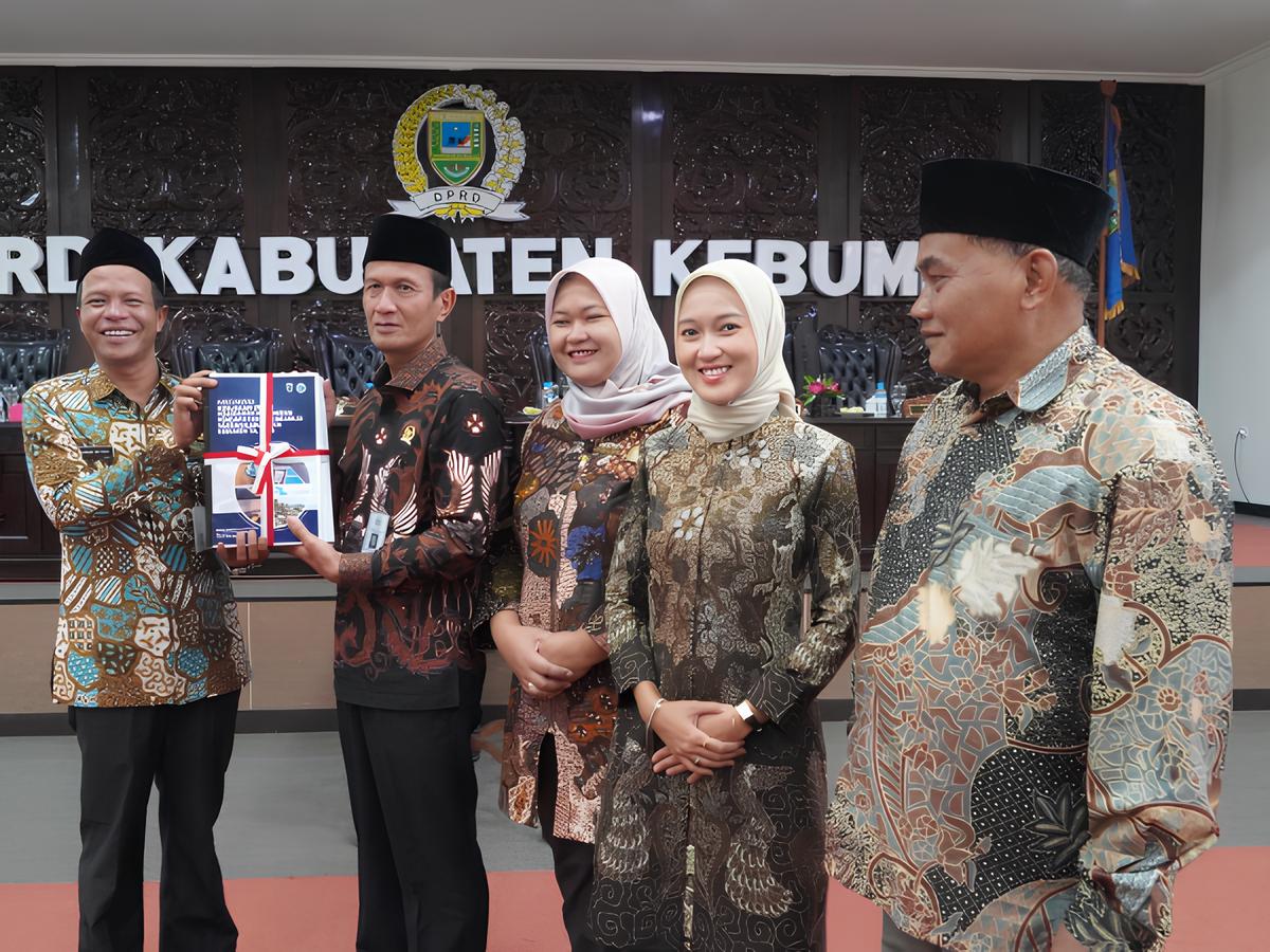 Wakil Bupati Kebumen Zaeni Miftah menyerahkan nota pengantar KUA PPAS Perubahan APBD Kabupaten Kebumen Tahun Anggaran 2025.