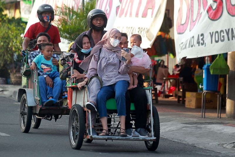 Pengemudi becak motor mengantar wisatawan berkeliling saat melintas di Jalan Ngasem, Kota Jogja Jumat (13/6). Dinkes Kota Jogja menyatakan capaian vaksinasi antibodi Covid-19 mencapai 99 persen