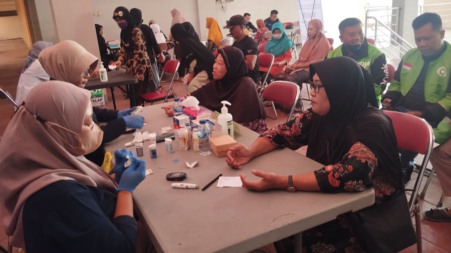 Skrining: Peserta pemeriksaan kesehatan gratis sedang diperiksa oleh petugas kesehatan di Lantai dua Pasar Bantul Jumat (13/6)