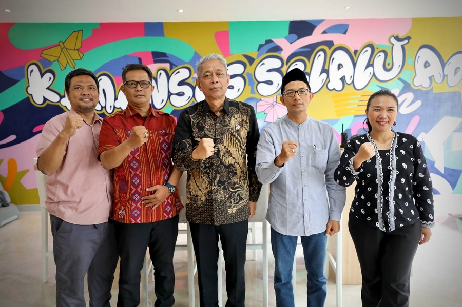 BERTEMU: Perwakilan Yayasan Vasiati Socaning Lokika dan trah Sultan Hamengkubuwono II saat bertemu dengan Wamensos Agus Jabo di Jakarta belum lama ini.