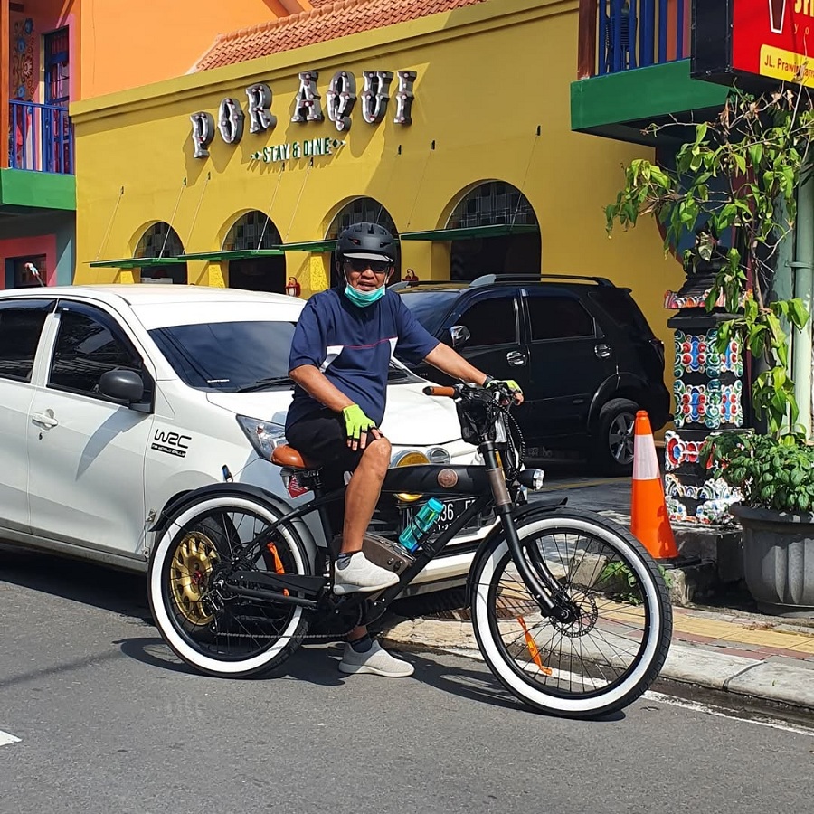 ASYIK: Herry Zudianto saat bersepeda di Jalan Prawirotaman, Kota Jogja.  &nbsp;