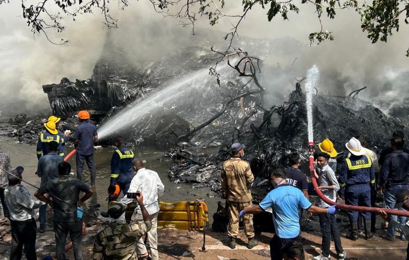 Kecelakaan pesawat Air India Flight AI‑171. Pesawat sempat hilang dari radar dan langsung menghantam bangunan asrama BJ Medical College, Kamis (12/6/2025).