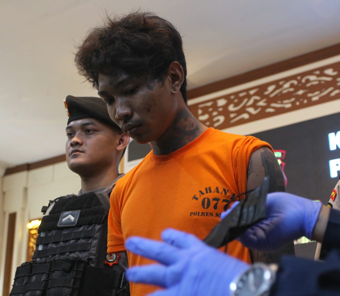 Tersangka penusukan ojek online hingga tewas ketika dihadirkan di Mapolresta Sleman