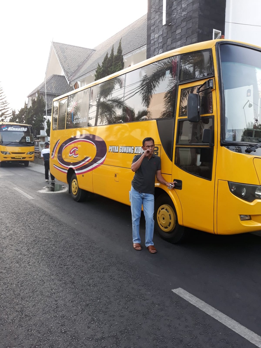 TEKAD: Budi sedang memantau bus Putra Gunungkidul di Terminal Dhaksinarga Gunungkidul, Jumat (13/6/2025).