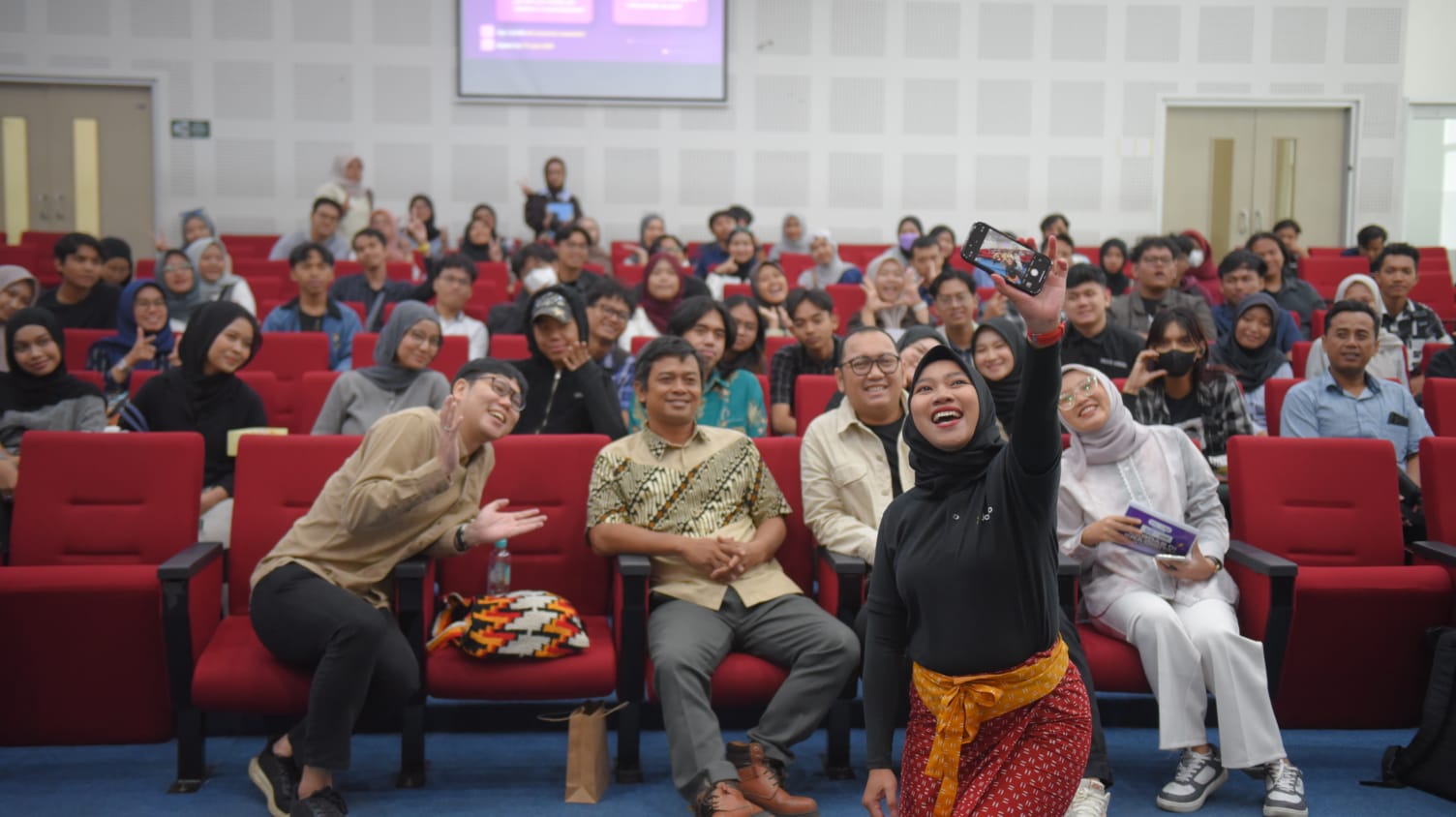 Para peserta talk show Cerdas di Era Digital saat melakukan sesi foto bersama di sela-sela acara pada Kamis (12/6/2025).