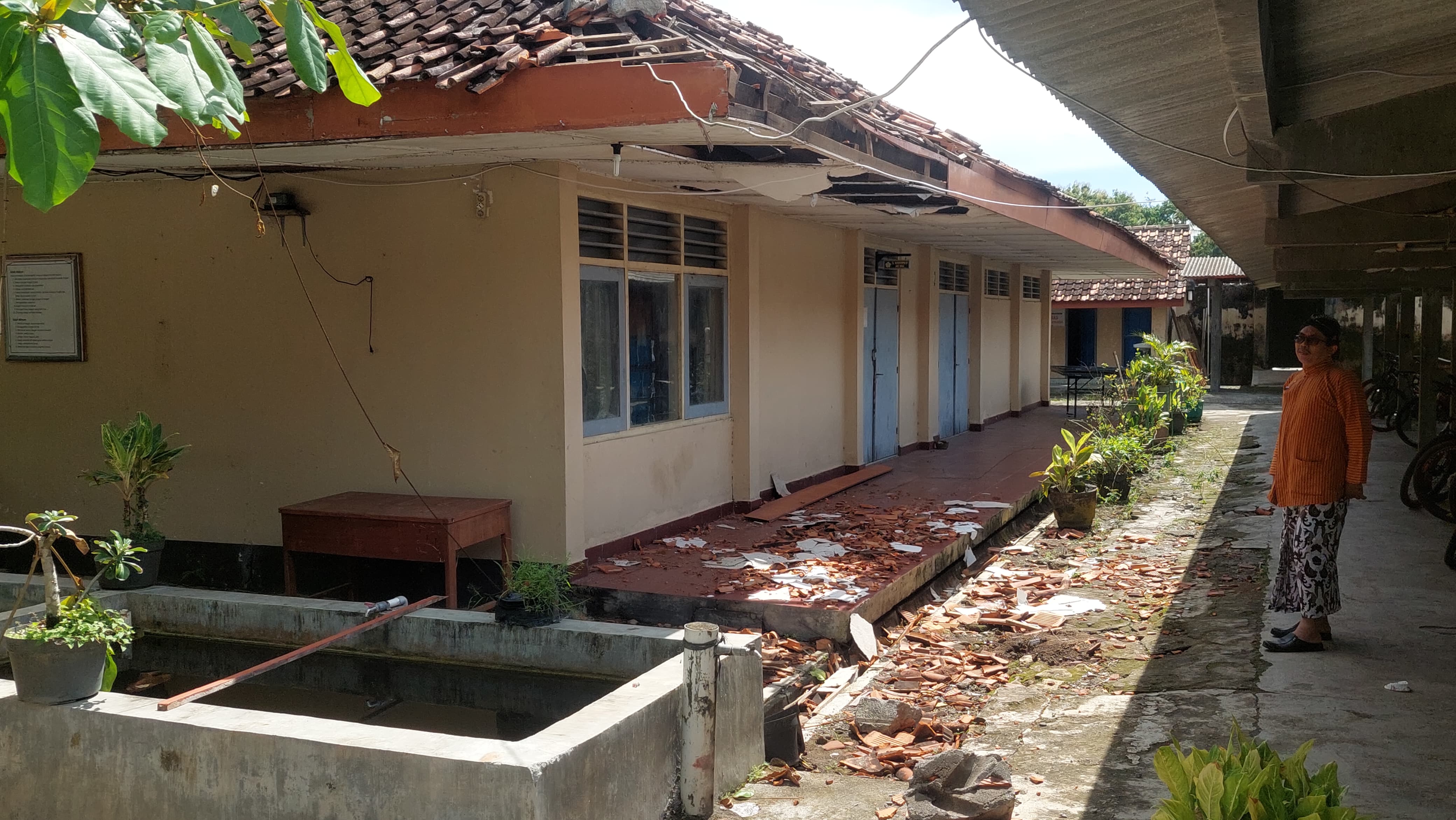 RONTOK: Atap SMPN 1 Lendah jatuh setelah tertimpa antena.