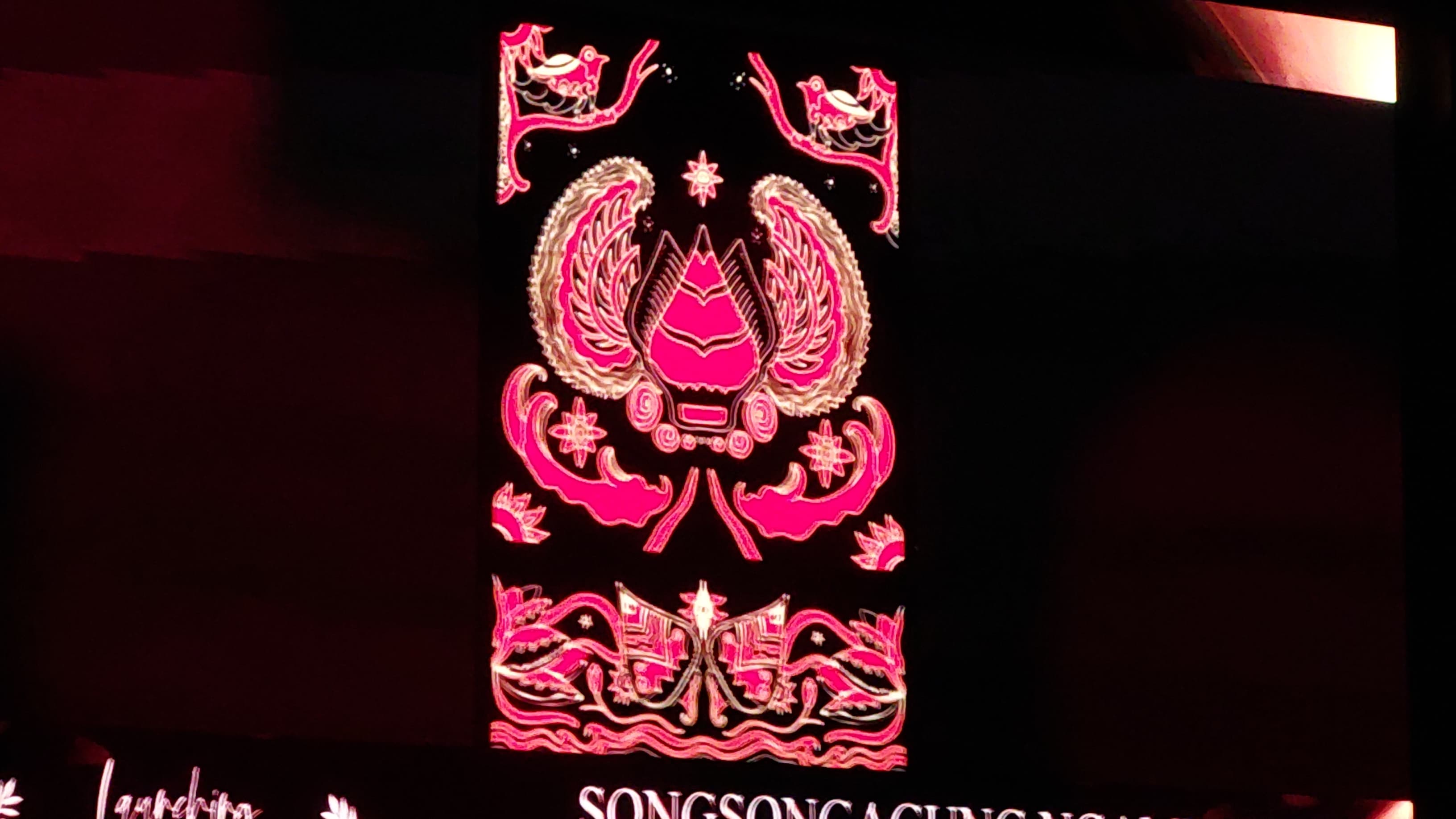 Batik Songsong Agung Ngambararum, pengganti dari Geblek Renteng saat launching Jumat (13/6) malam