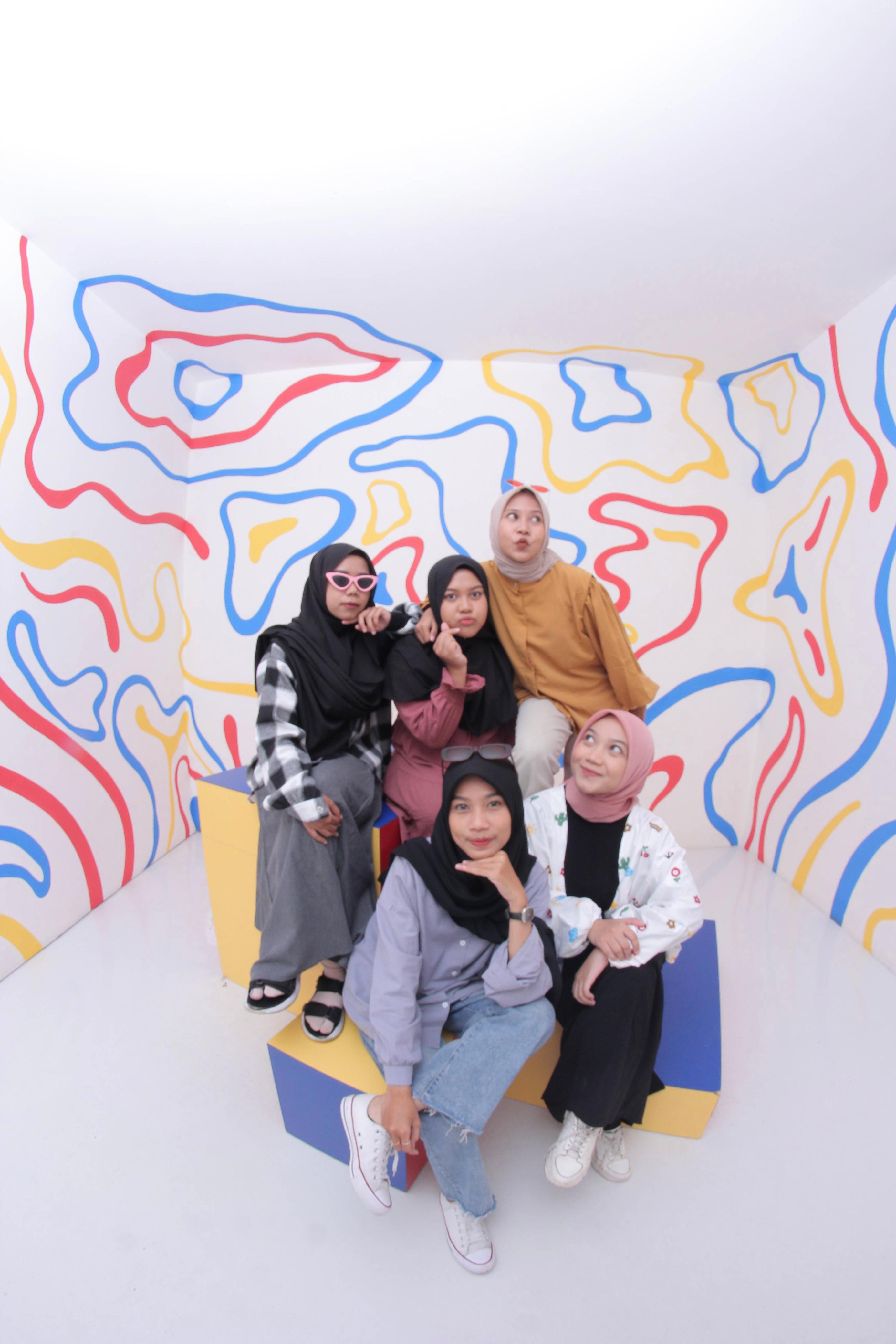LEBIH BEBAS: Fauzi Naafiah bersama teman-temannya saat menggunakan layanan self photo studio.