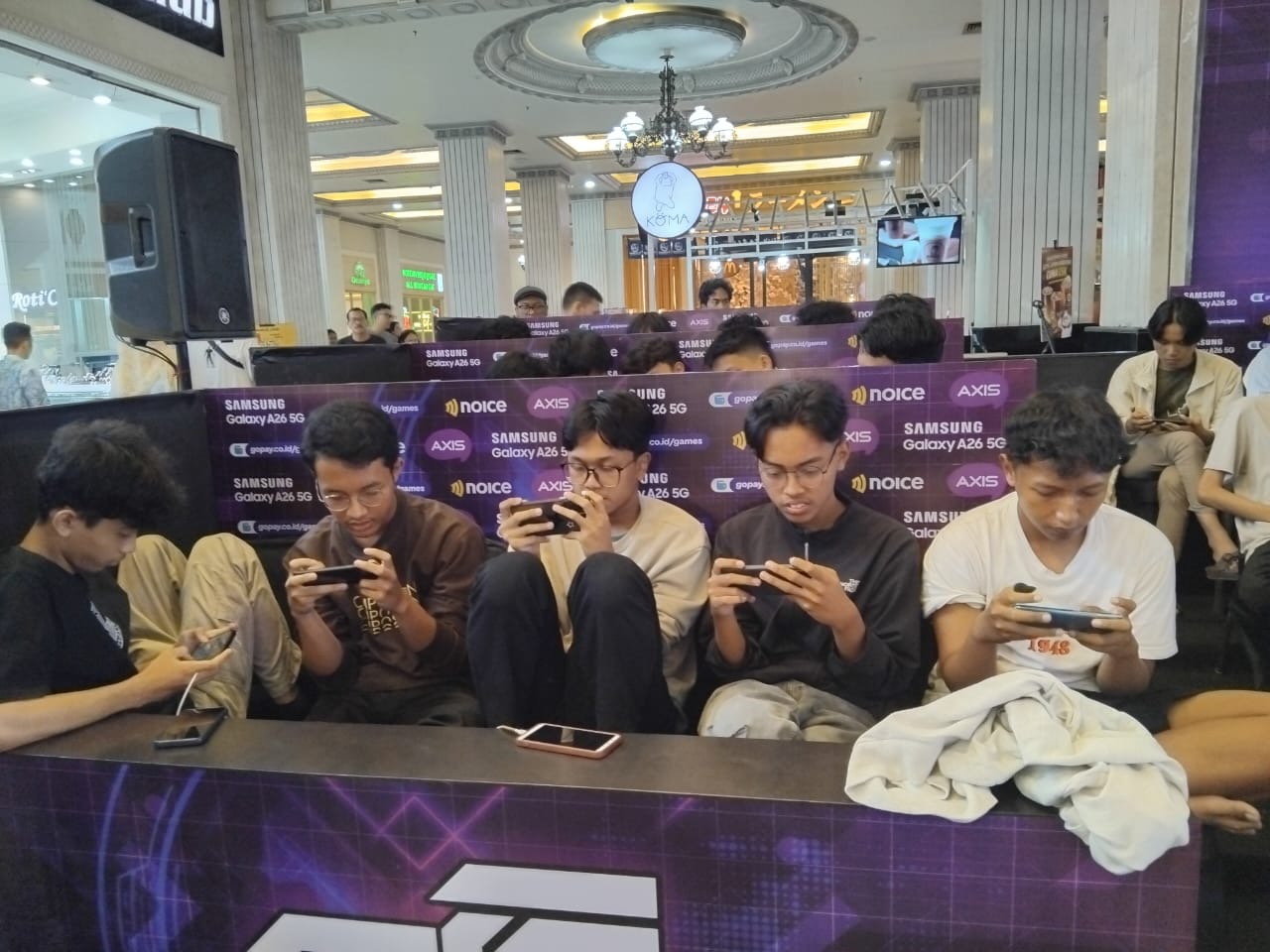 BERADU: Para peserta saat bertanding olahraga e-sports Axiz Cup 2025 di Atrium JCM Sabtu (14/6/2025).