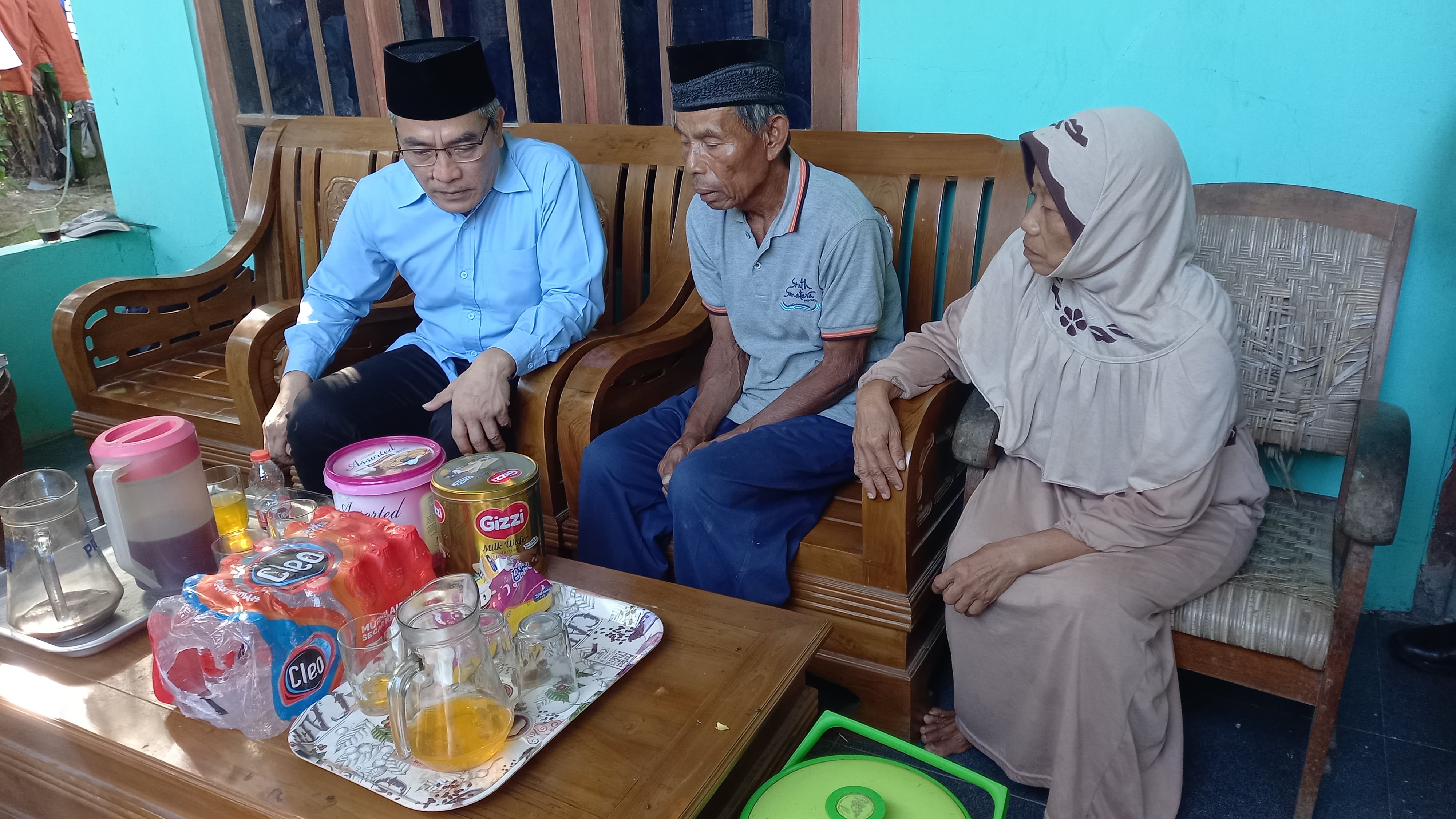 Bupati Bantul Abdul Halim Muslih saat berkunjung di kediaman Mbah Tupon yang terletak di Dusun Ngentak Bangunjiwo Kasihan Bantul.