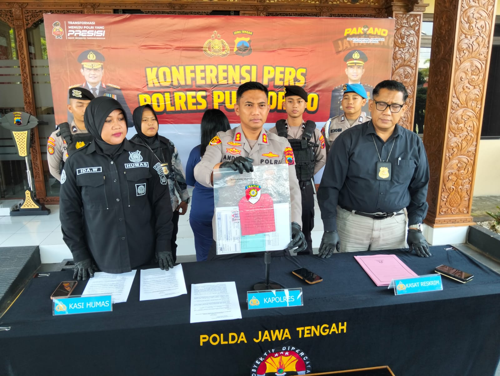 Kapolres Purworejo AKBP Andry Agustiano memimpin konfrensi pers terkait kasus penipuan pemberangkatan haji khusus atau haji furoda dengan iming-iming biaya murah.