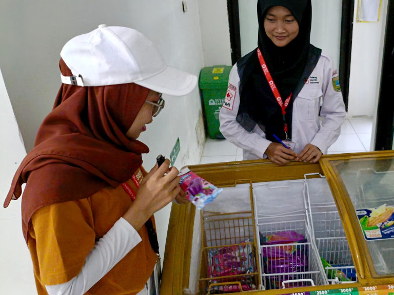 Masyarakat antusiasi mengikuti donor darah di Kantor Palang Merah Indonesia (PMI) Kebumen.