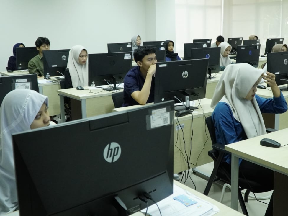 Para peserta SMUT Untidar 2025 tengah mengerjakan soal ujian, Sabtu (14/6).