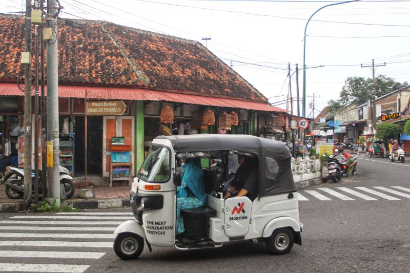 Pengemudi mengoperasikan angkutan umum berbentuk bajaj saat melintas di kawasan Ngasem, Kota Jogja, Minggu (15/6).