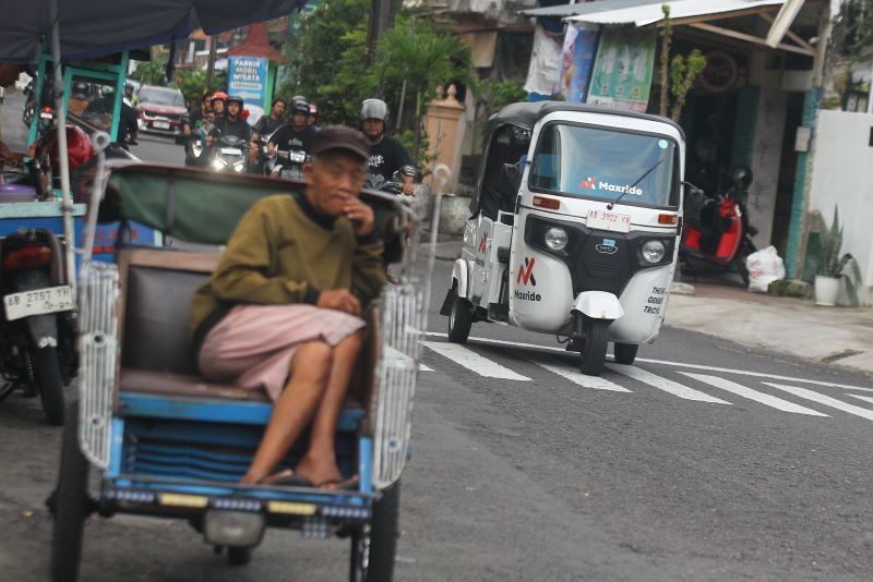 Pengemudi becak motor mangkal menunggu calon penumpang di kawasan Ngasem, Kota Jogja, Minggu (15/6). Becak motor, skuter listrik, dan bajaj belum memiliki izin operasional