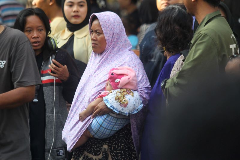 TANGGUNG JAWAB: Orang tua mengasuh anaknya di kawasan Mantrijeron, Kota Jogja Minggu (15/6). Pemkot Jogja menargetkan angka prevalensi stunting hingga di bawah 10 p
