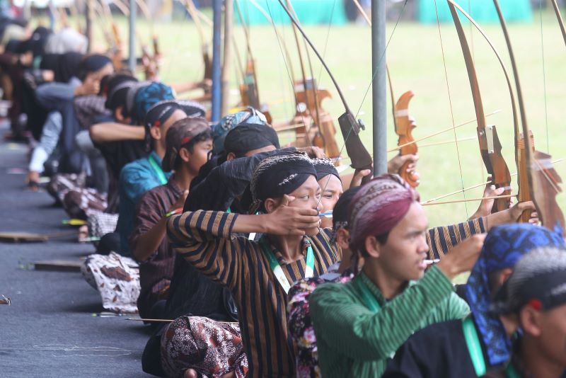 FOKUS: Peserta membidik sasaran saat mengikuti Sayembara Jemparingan Mataraman tingkat pelajar nasional di Lapangan Kopertis, Kota Jogja Minggu (15/6).