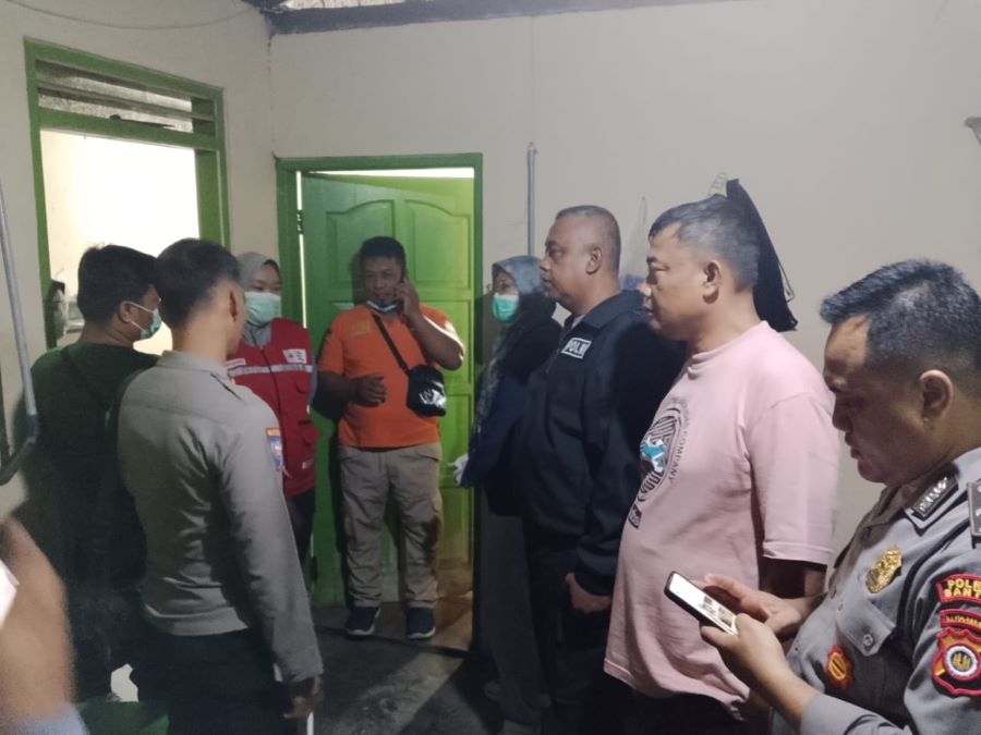 Petugas dan para warga berada di kos-kosan tempat korban gantung diri