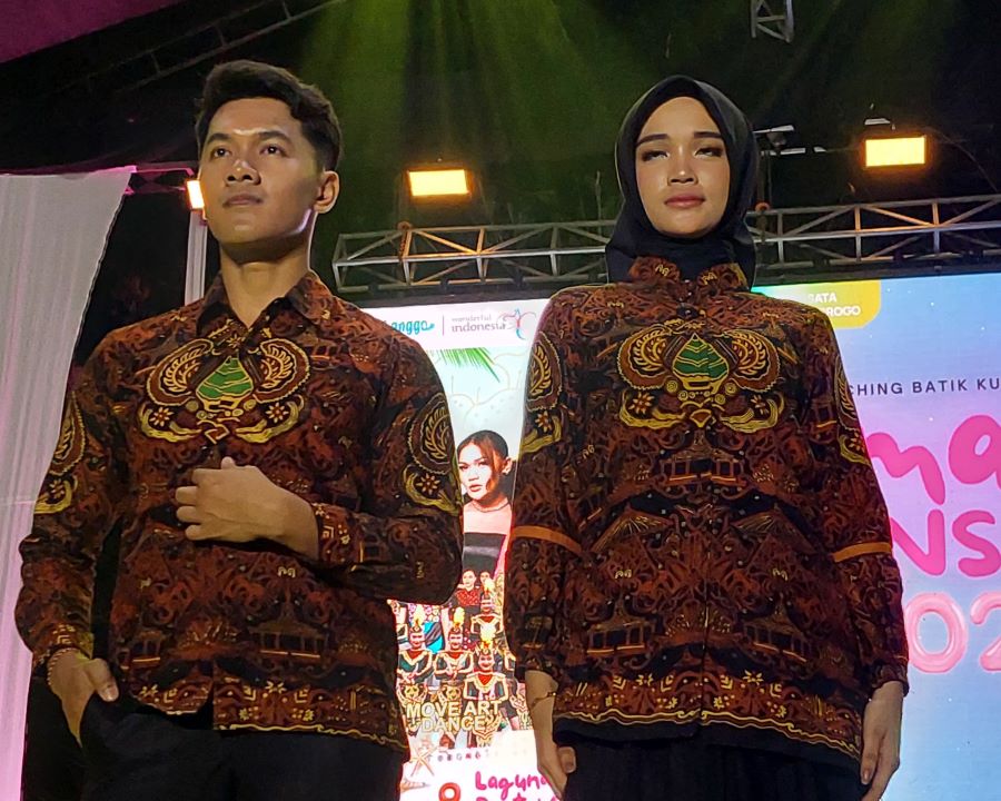 PELUNCURAN: Batik Songsong Agubg Ngambararum ditampilkan ke publik untuk pertama kali.