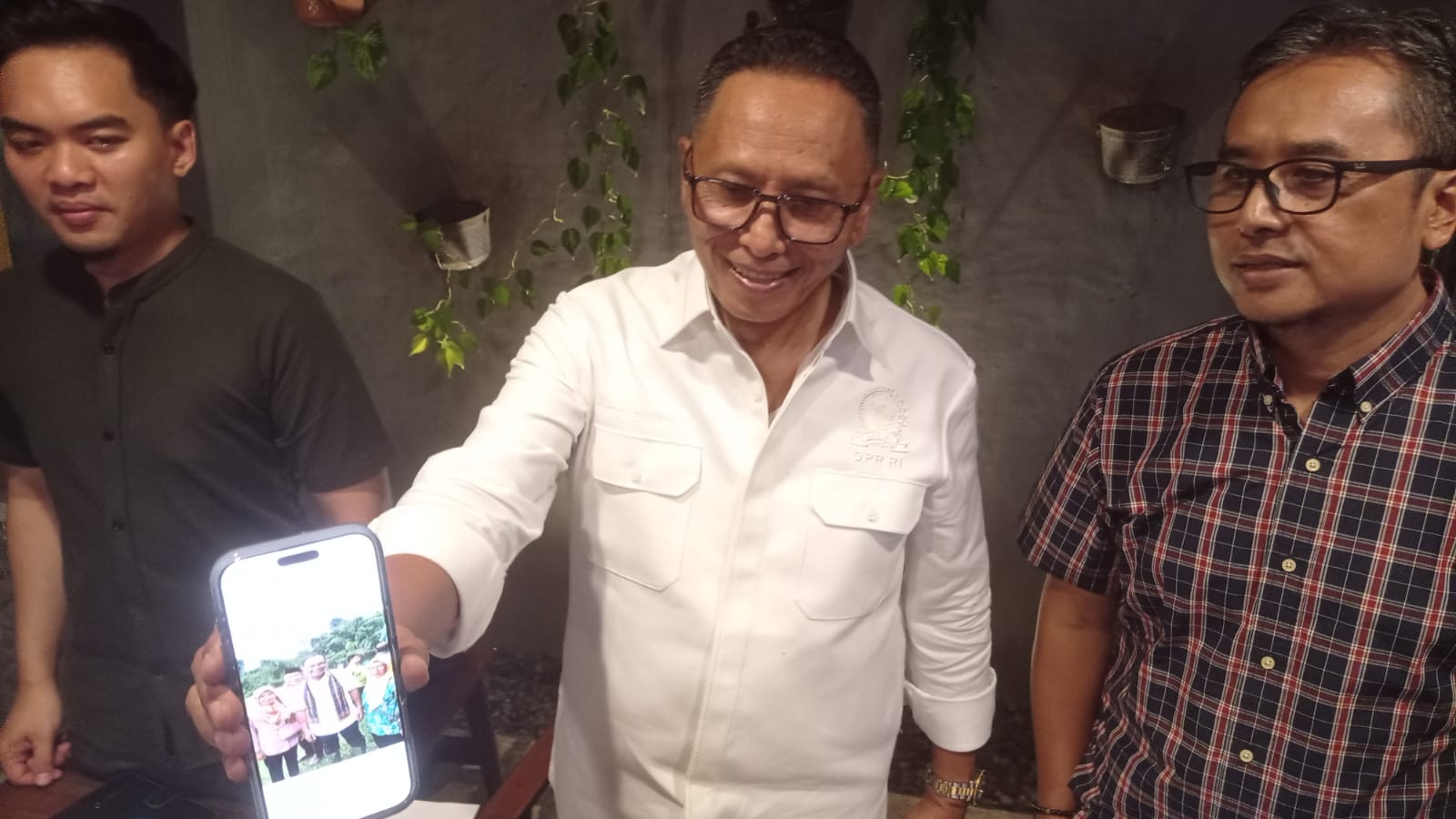 Anggota DPR RI Totok Daryanto menunjukkan foto warga transmigran asal Sleman di Konawe Selatan, Sulawesi Tenggara