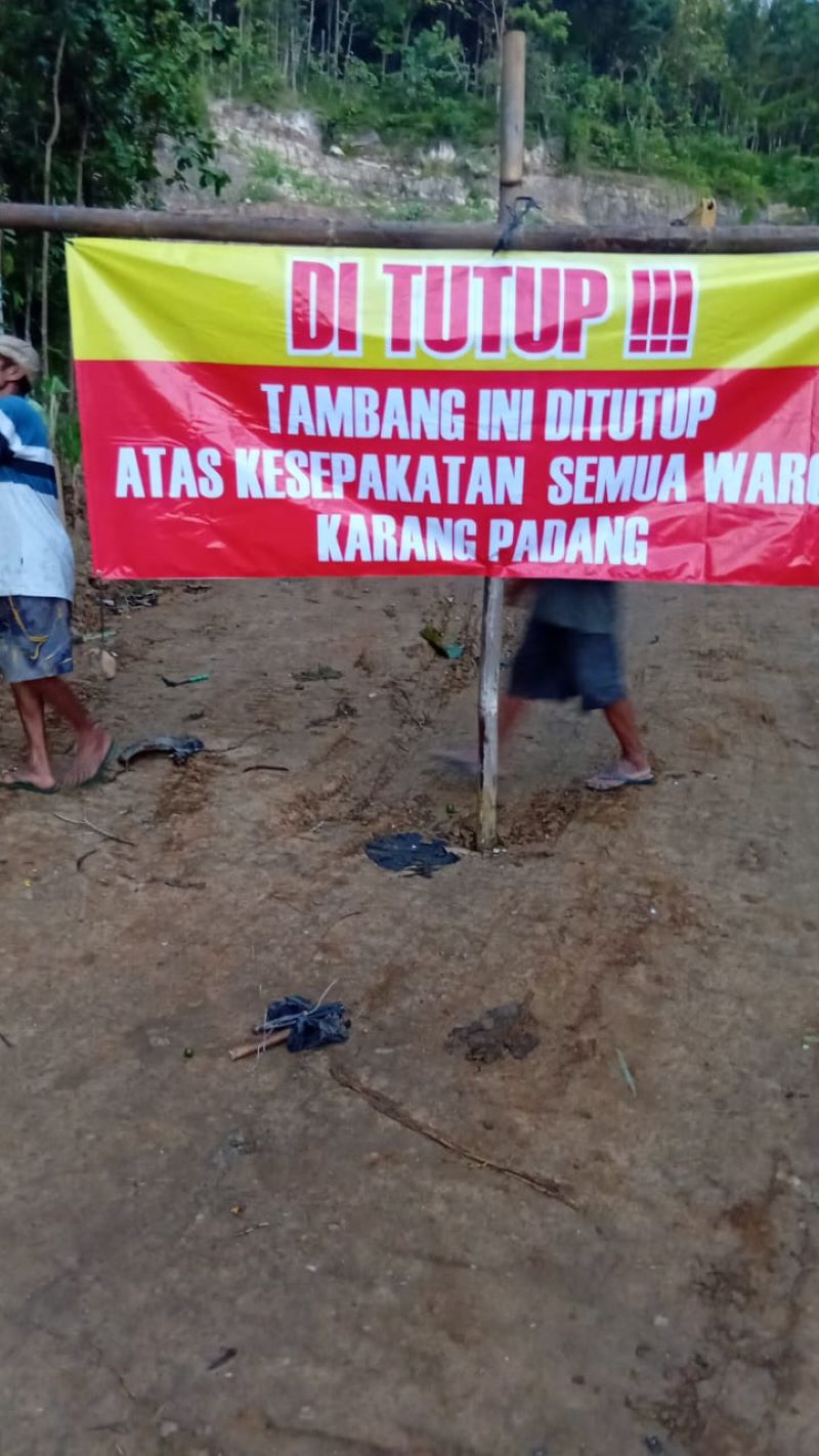 MERASA DIBOHONGI: Puluhan warga Karang Padang, Kalurahan Serut, Kapanewon Gedangsari menutup tambang galian C milik PT Estusae Jaya Abadi, Sabtu (14/6) sore.