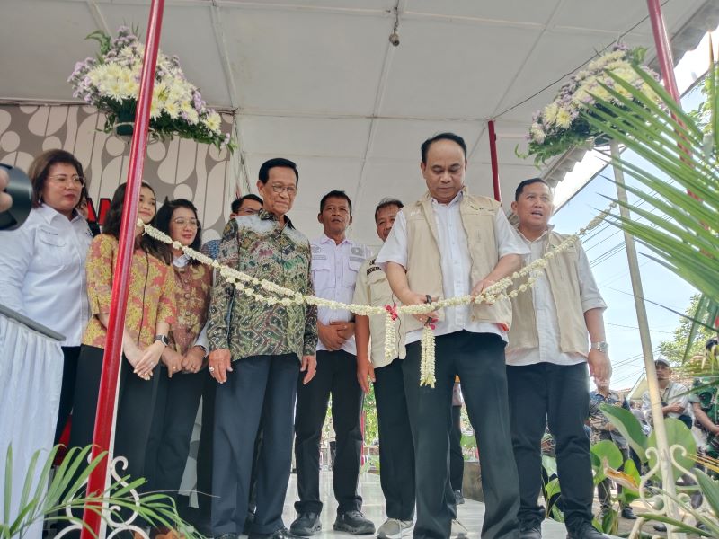 SIMBOLIS: Peresmian Koperasi Desa Merah Putih (KDMP) oleh Menteri Koperasi Budi Arie Setiadi di Kantor Kalurahan Tamanmartani, Kalasan, Sleman Minggu (15/6).