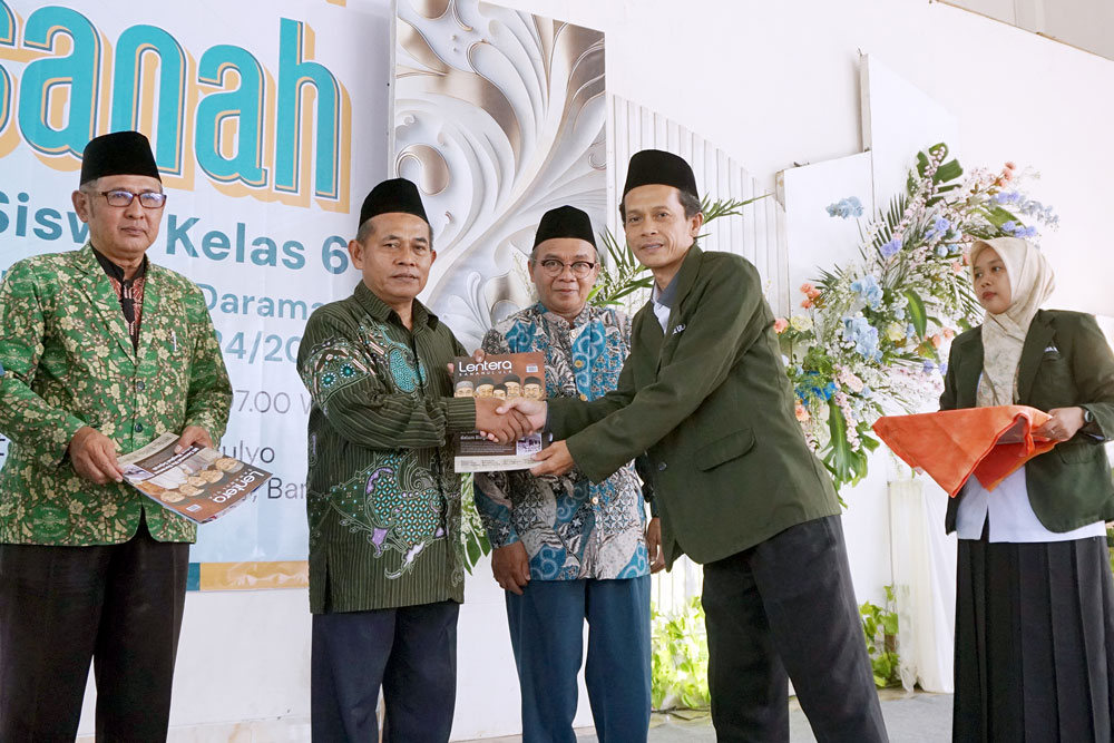 LAUNCHING: Kepala MI Sananul Ula Ridwan menyerahkan majalah Lentera Sananul Ula kepada Ketua MWC NU Piyungan KH. Anwar Zuhri menandai peluncuran majalah, Sabtu (14/6).