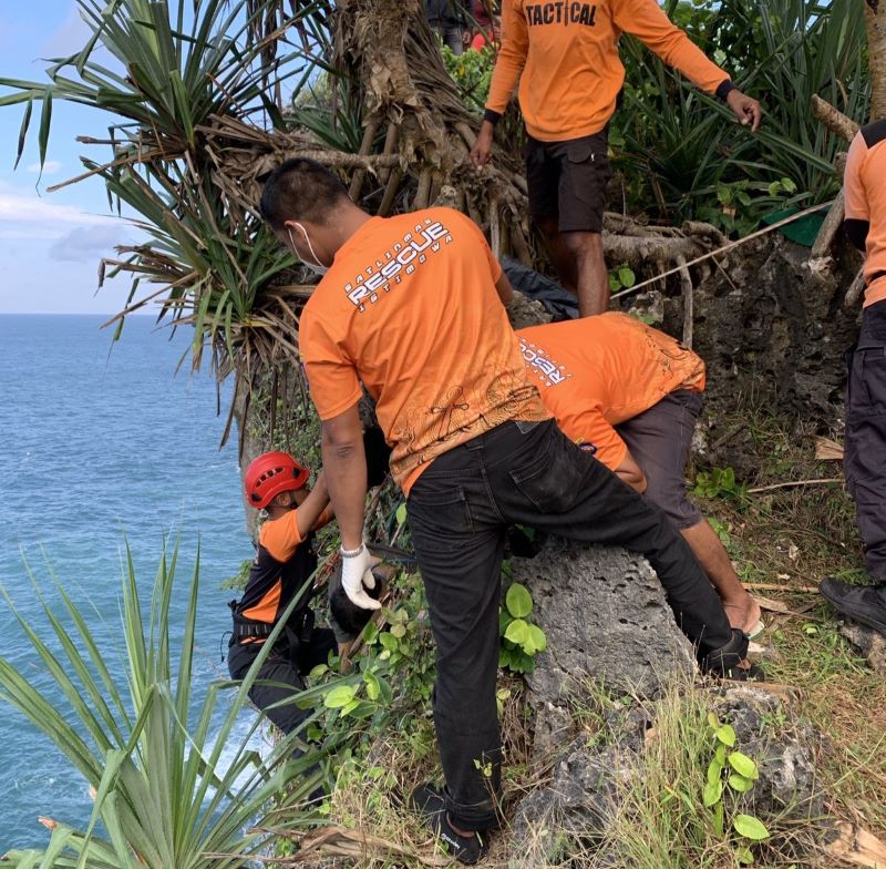 SULITNYA MEDAN: Proses evakuasi jasad korban Jaka Prayitna oleh tim SAR Satlinmas Wilayah I Gunungkidul di Pantai Ngungap, Kalurahan Pucung, Kapanewon Girisubo, Senin (16/6)