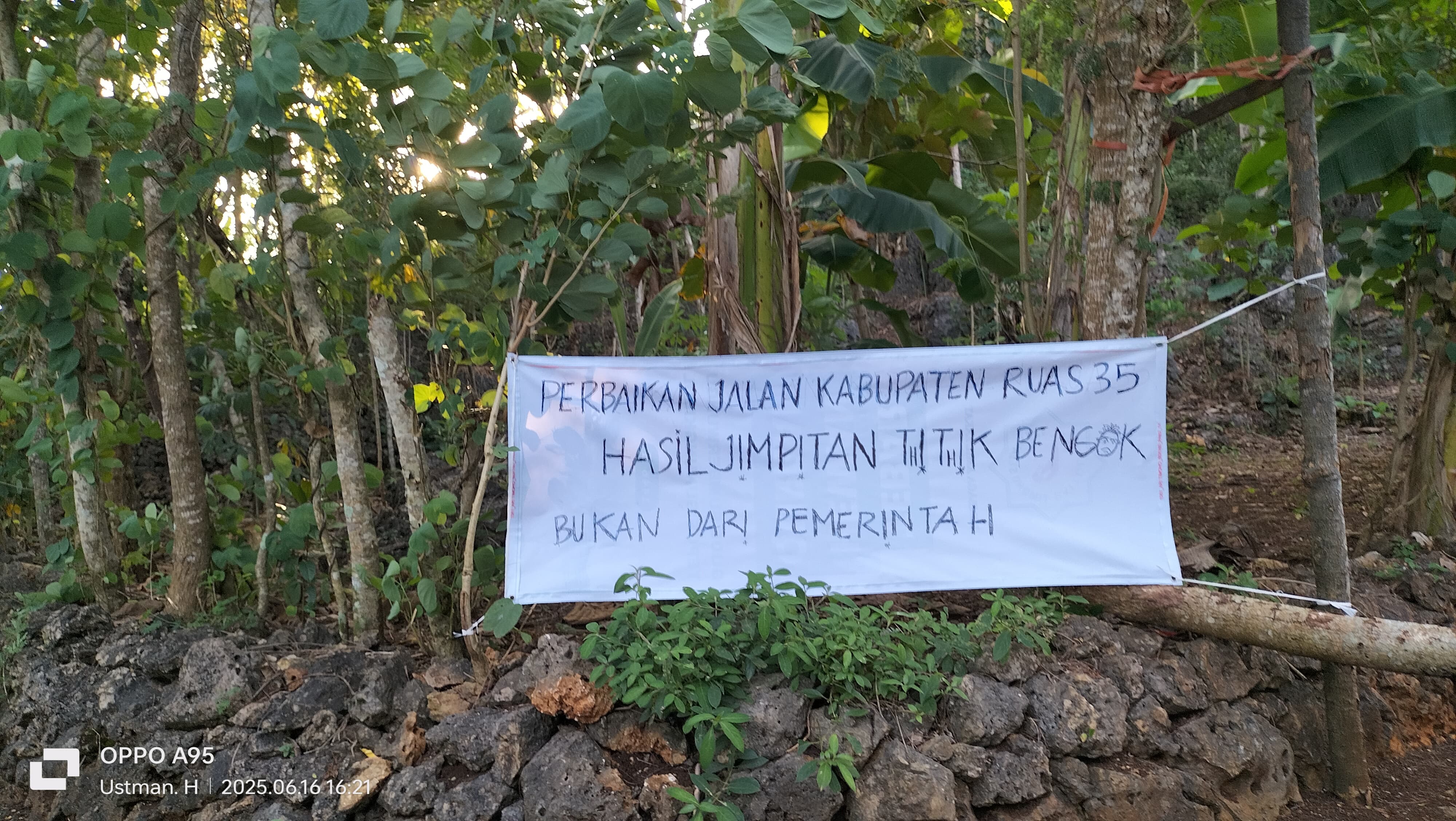 Tak Segera Diperbaiki Pemkab, Warga&nbsp;Dusun Gude Sumberwungu Tepus Gunungkidul Jual Benguk untuk Perbaiki Jalan Rusak