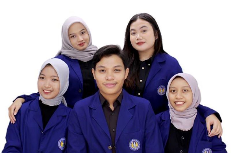Foto tim PKM UNY melakukan inovasi dengan membuat Bioadsorben organik dari limbah kulit jeruk, sebagai solusi penyerapan limbah batik