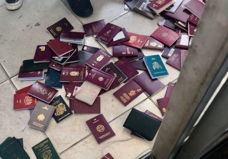 Paspor-paspor yang dibuang oleh imigrasi Mesir.