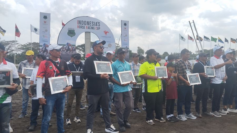 PENGHARGAAN: para trainer dan groomer mendapat penghargaan di IHR Cup 2025 Minggu (15/6).