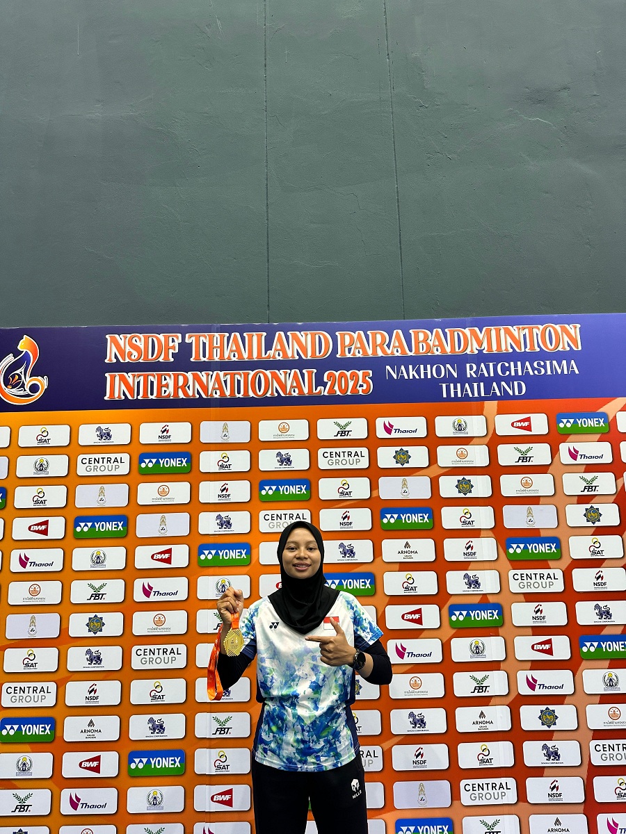 EMAS LAGI: Qonitah Ikhtiar Syakuroh saat naik podium setelah meraih medali emas di ajang NSDF Thailand Para Badminton International 2025.
