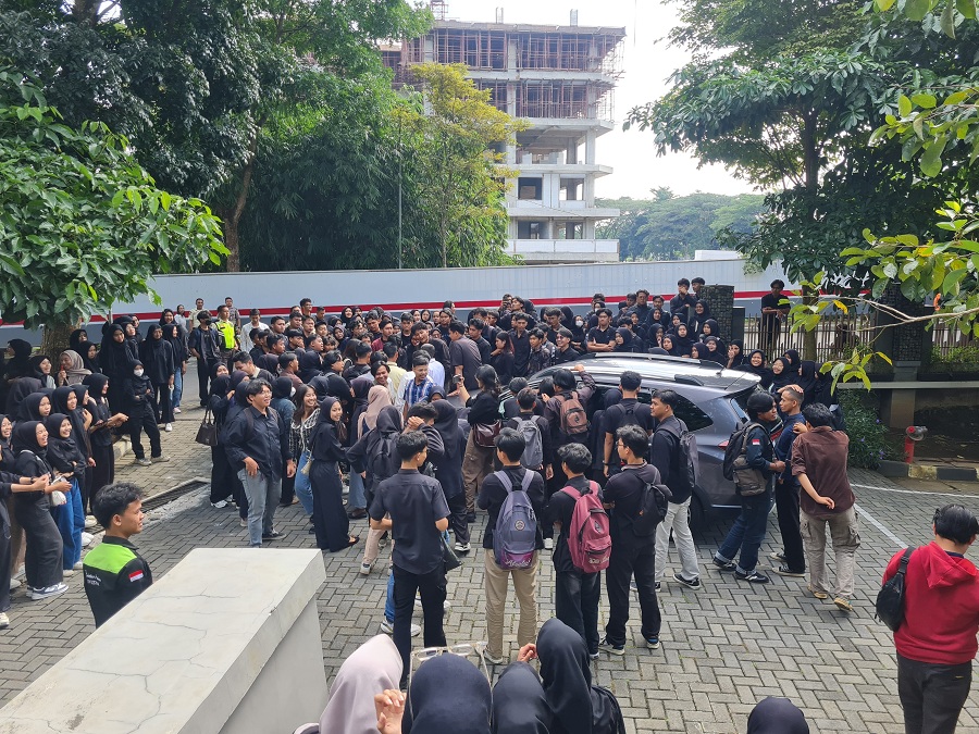 RUANG EKSPRESI: Mahasiswa Faperta Untidar memblokade mobil rektor usai audiensi di Kampus Sidotopo, Senin (16/6/2025).