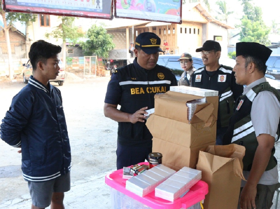 MODUS BARU: Petugas gabungan dari lintas sektor berhasil mengamankan mobil Pajero Sport yang mengangkut 14 ribu batang rokok ilegal. Mobil tersebut diberhentikan petugas.