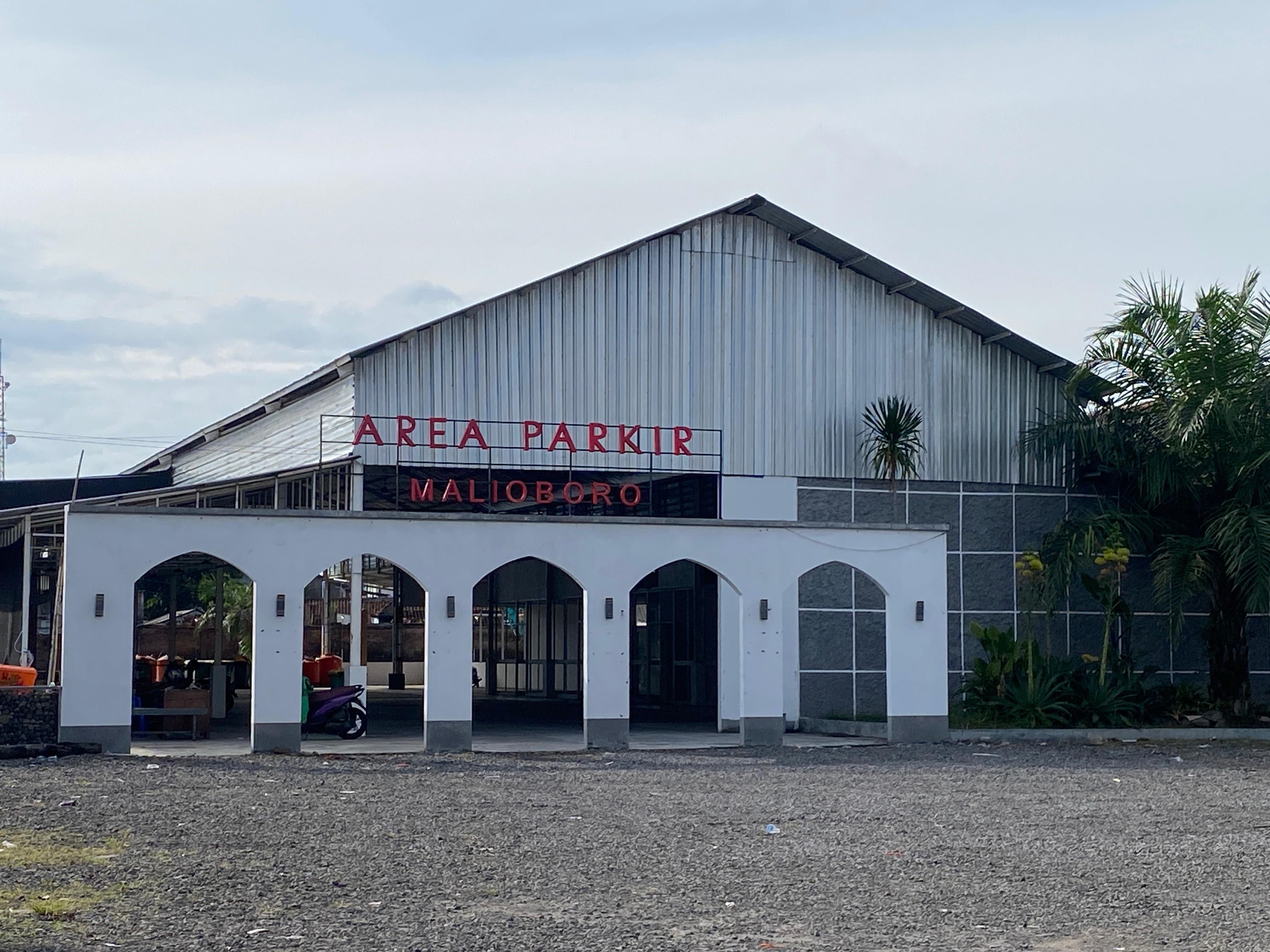 Gapura parkir Malioboro berada di lahan Eks Menara Kopi, Kotabaru, Jogja yang dianggap menganggu mobilitas kendaraan.