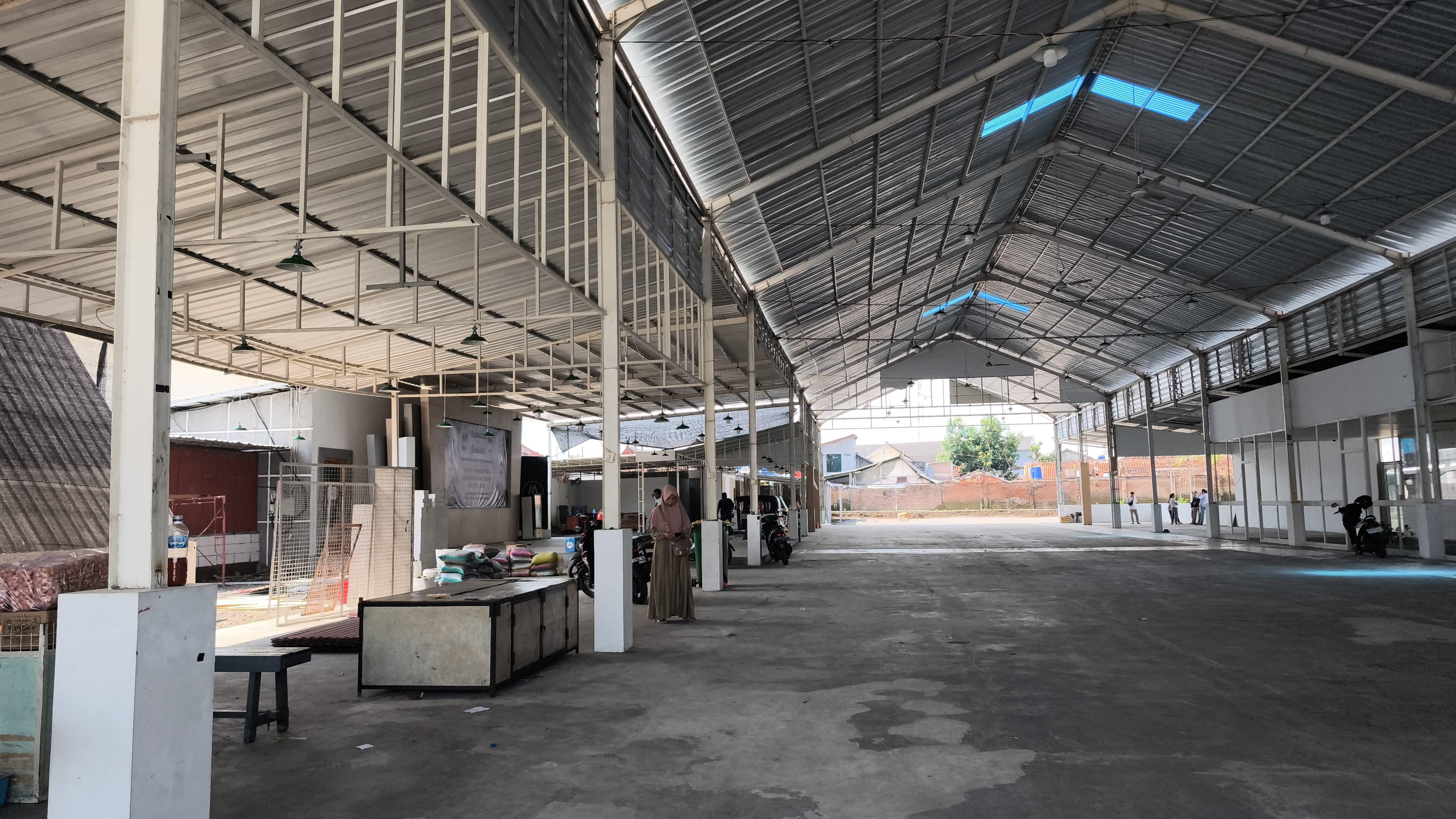 Beberapa pedagang eks TKP ABA mulai melakukan penataan lapak di lokasi baru, Lahan Bekas Menara Kopi, Kotabaru, Jogja, Senin (16/6/2025).