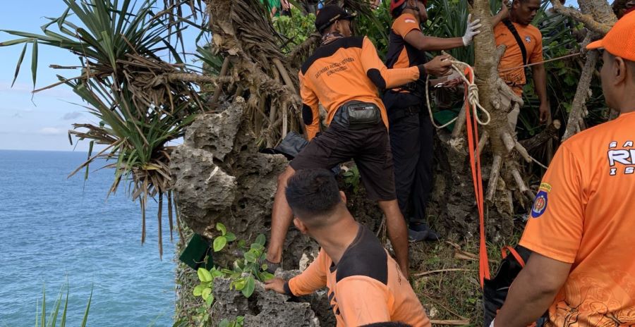 Proses evakuasi jasad korban oleh Petugas SAR Satlinmas Wilayah I Kabupaten Gunungkidul.