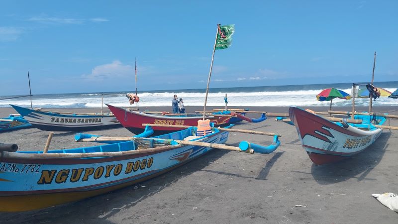 SEPI: Suasana Pantai Depok yang sepi pengunjung Senin (16/6).