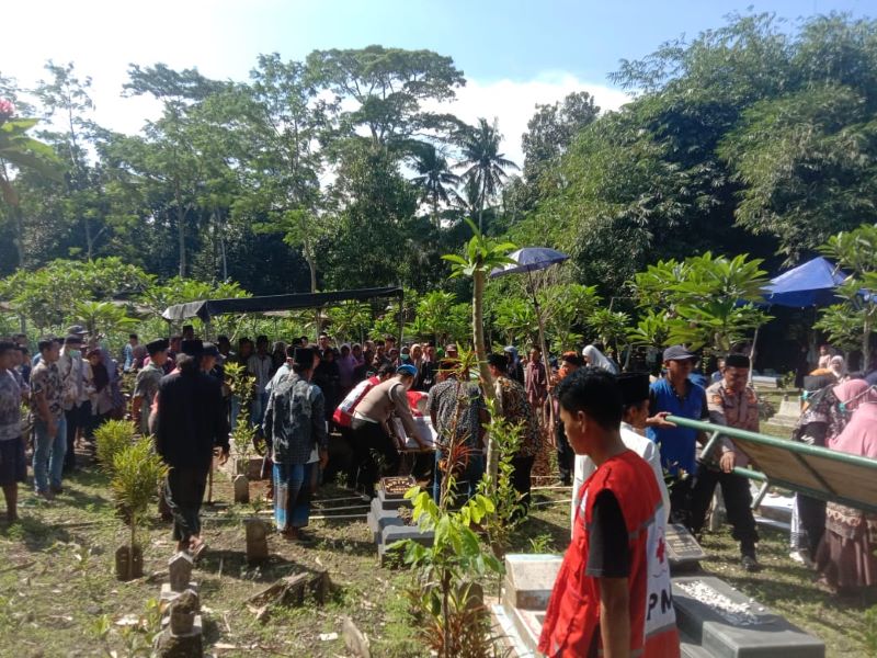 BERDUKA: Prosesi pemakaman pekerja migran Indonesia (PMI) asal Desa Bocor, Buluspesantren yang meninggal di Malaysia usai diduga bunuh diri.