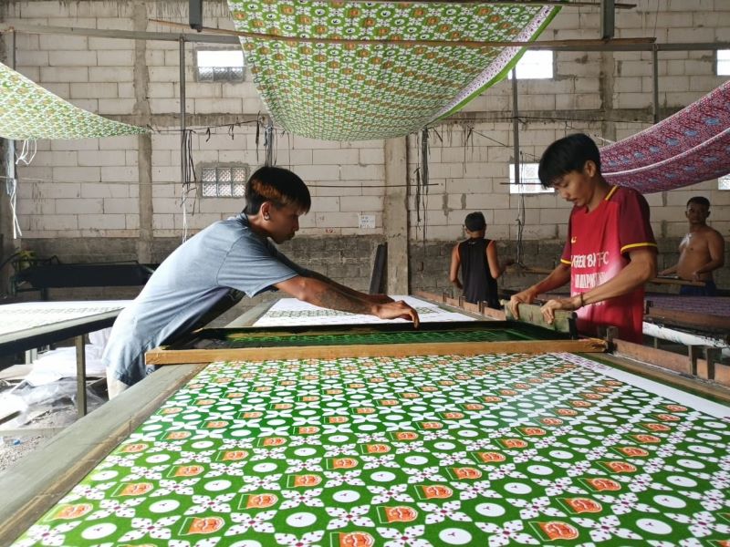 GARAP PESANAN: Sejumlah pekerja di salah satu galeri batik di Desa Gemekseksi, Kecamatan Kebumen sibuk memproduksi kain batik untuk kebutuhan seragam identitas sekolah.