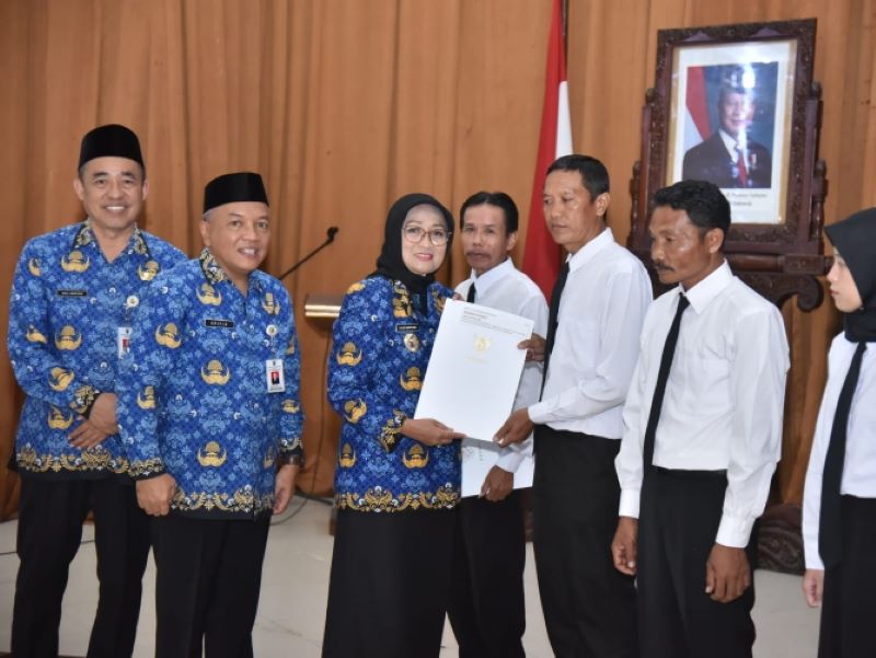 LEGALITAS: Bupati Kebumen Lilis Nuryani menyerahkan surat keputusan terkait pengangkatan pegawai pemerintah dengan perjanjian kerja (PPPK) di gedung Setda Kebumen Selasa (17/6).