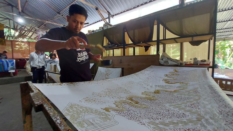 KONTEMPORER: Hanang membuat batik berlogo gunungan wayang.