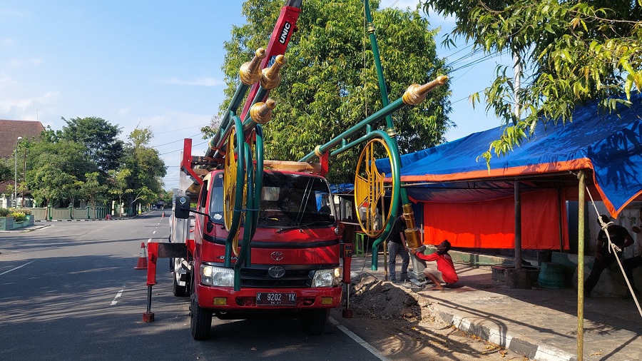 PENAMBAHAN: Petugas Dishub Kulon Progo memasang lampu di area Alwa. Ini sebagai upaya meningkatkan layanan publik di kawasan tersebut.