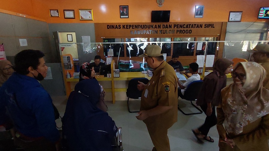 SIDAK: Bupati Kulon Progo meninjau pelayanan dukcapil.