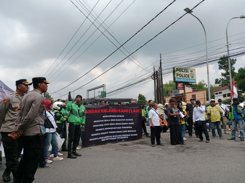 TURUN AKSI: Driver ojek online yang tergabung dalam Forum Ojol Yogyakarta Bergerak (FOYB) saat melakukan demo di Mapolresta Sleman Selasa (17/6).